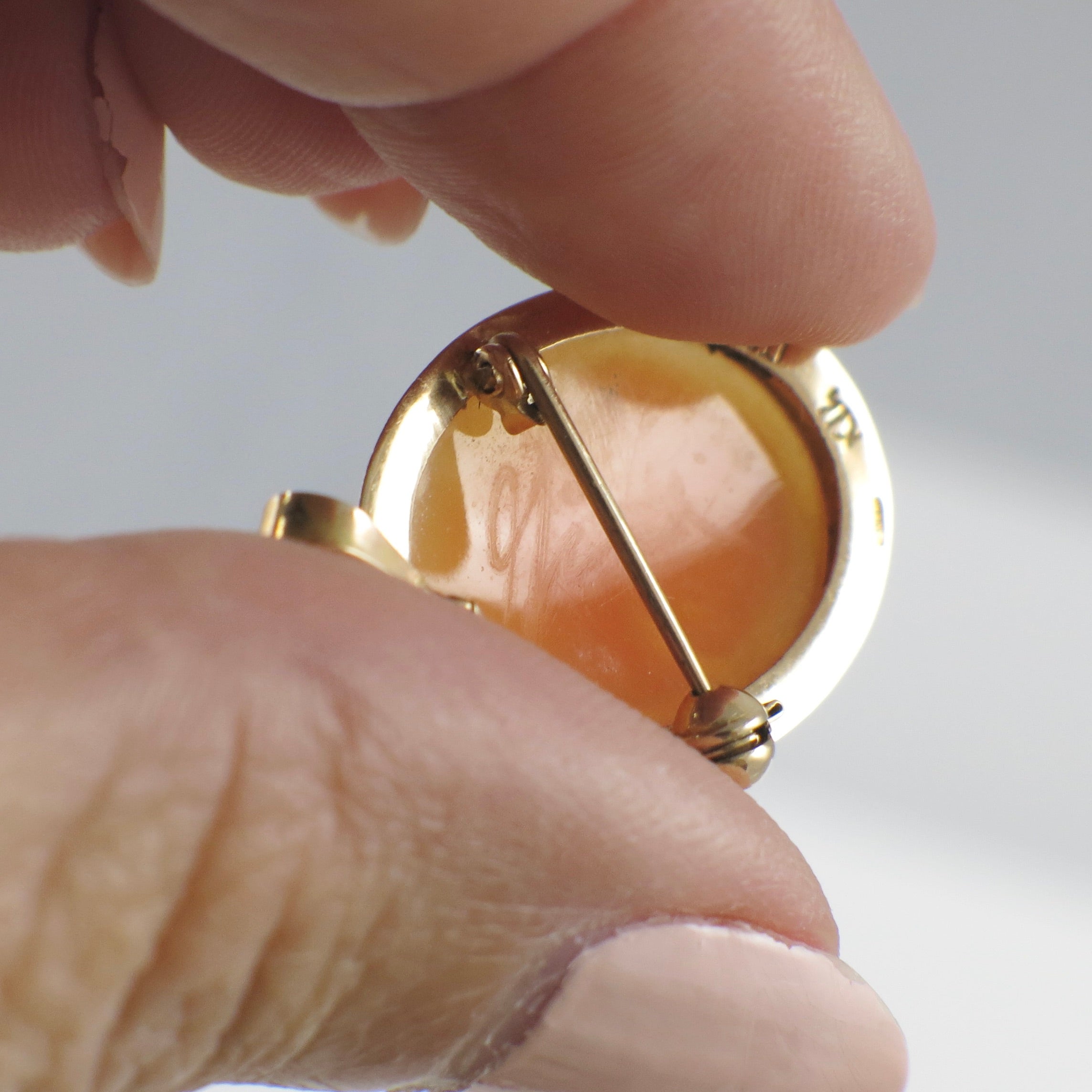 Italian Hand Carved Shell Cameo Pendant Brooch in 14K Gold