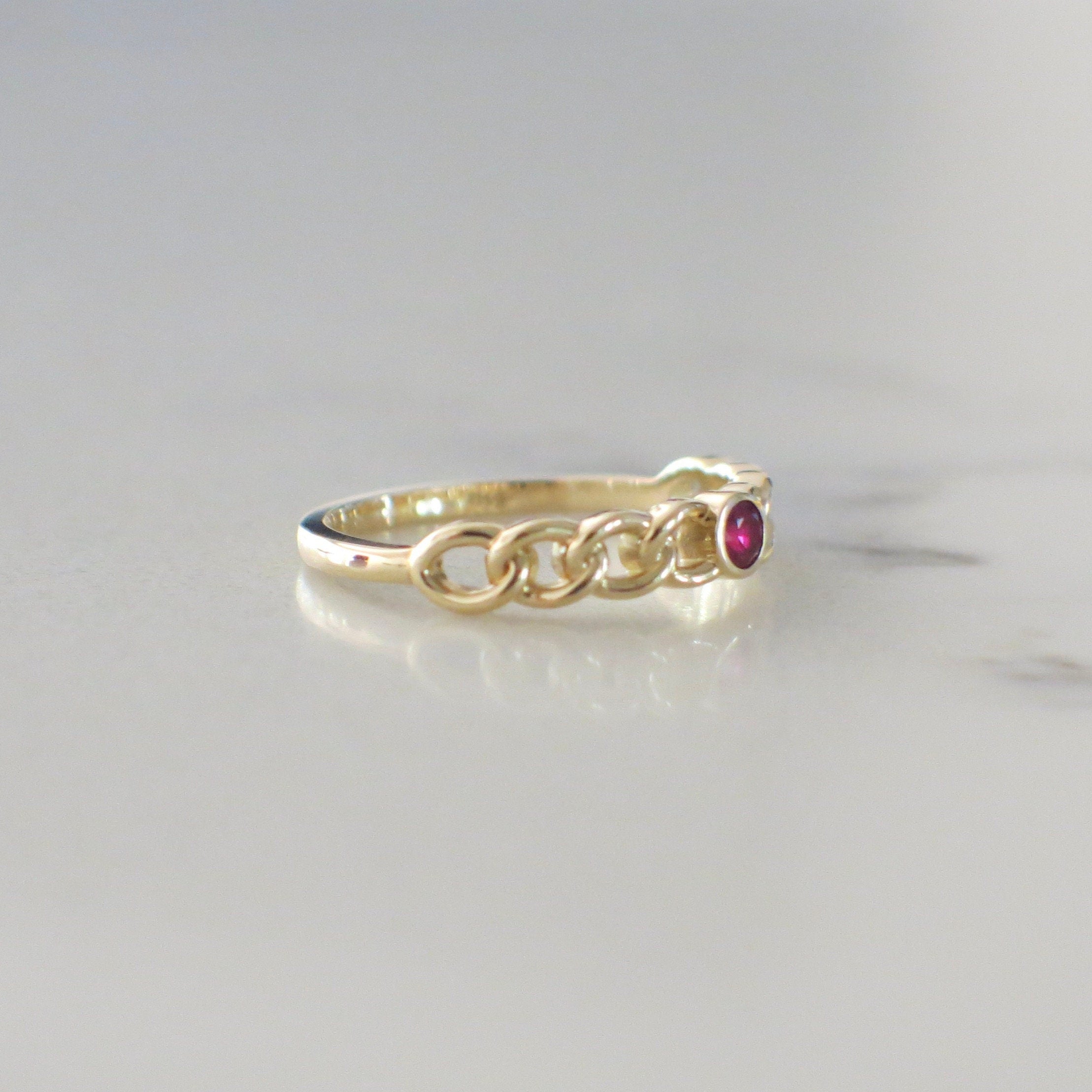 14K Yellow Gold Ruby Curb Chain Bezel Ring – Stackable Modern Band, Size 7 - Black Market LLC