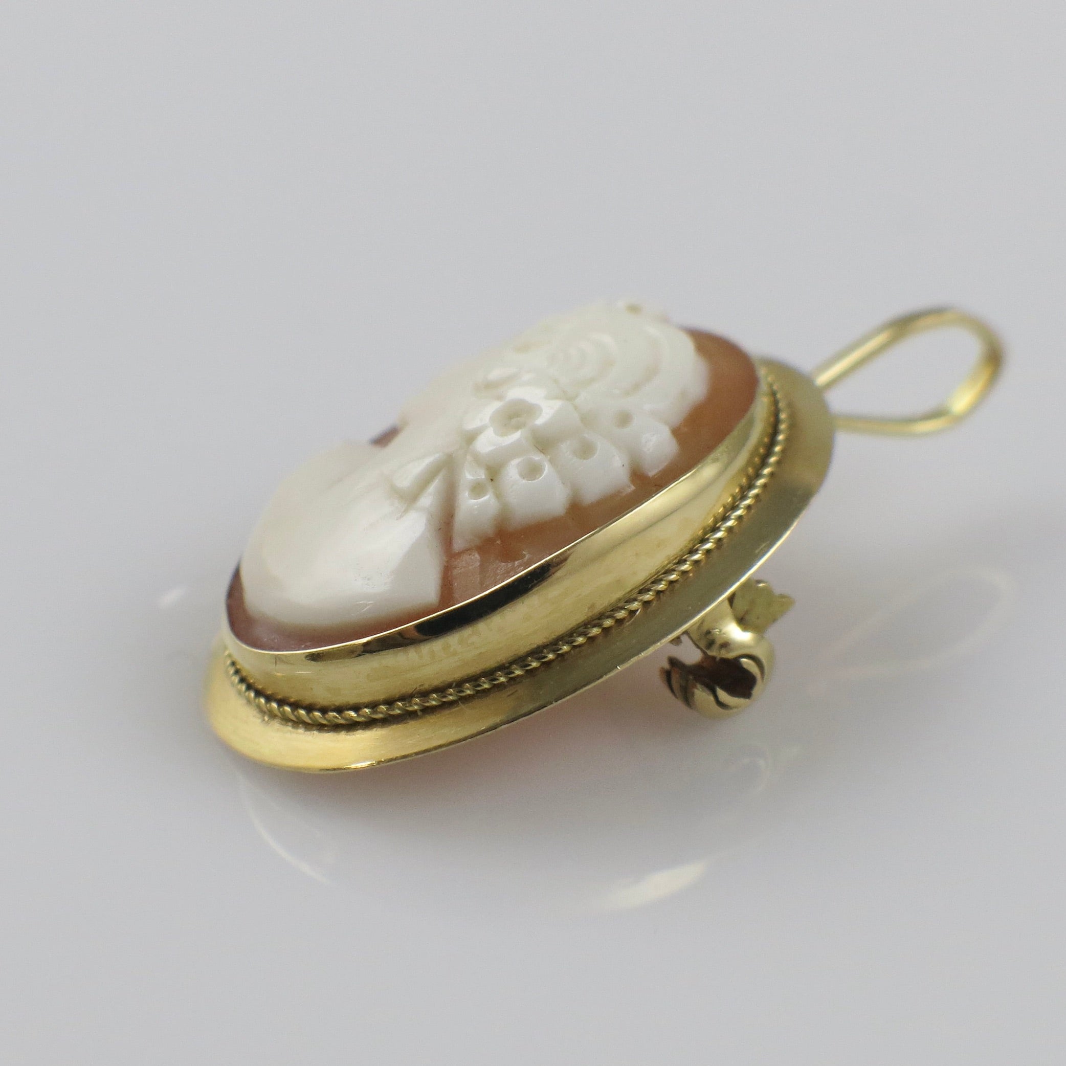 Italian Hand Carved Shell Cameo Pendant Brooch in 18K Gold - Small