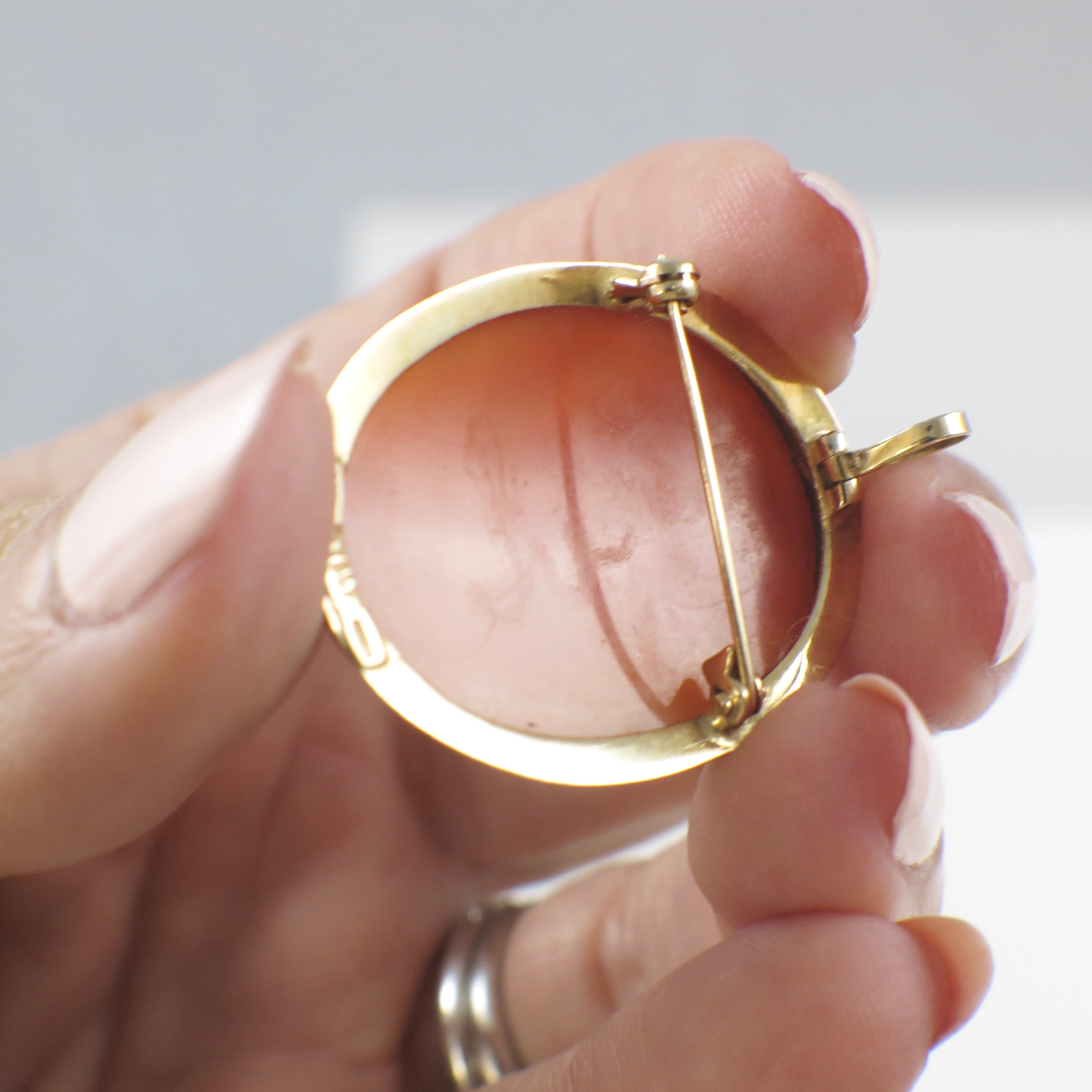 Italian Hand Carved Shell Cameo Pendant Brooch in 14K Gold