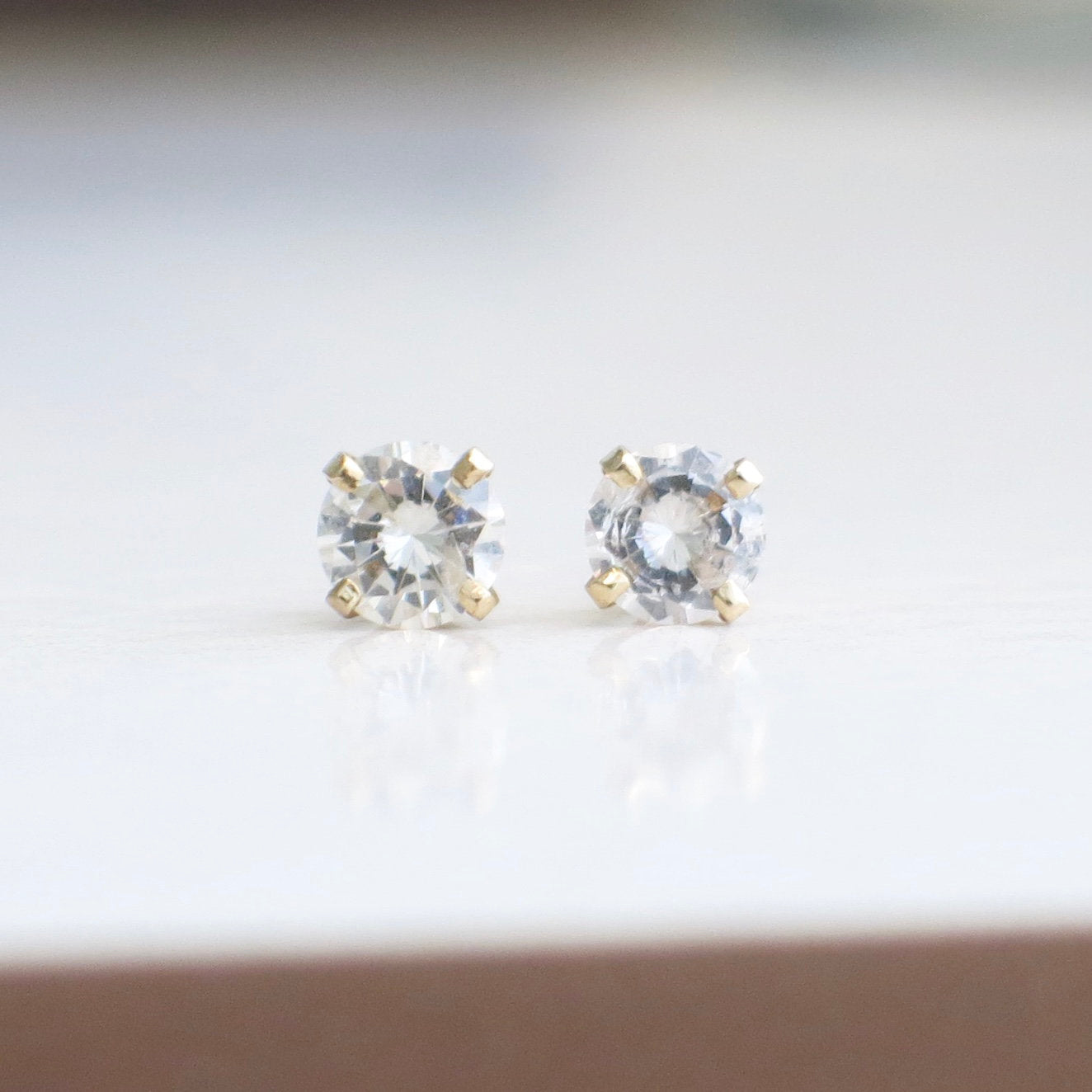 0.80ct diamond stud earrings in 14K yellow gold with round brilliant cut diamonds, showcasing elegant and sparkling jewelry.