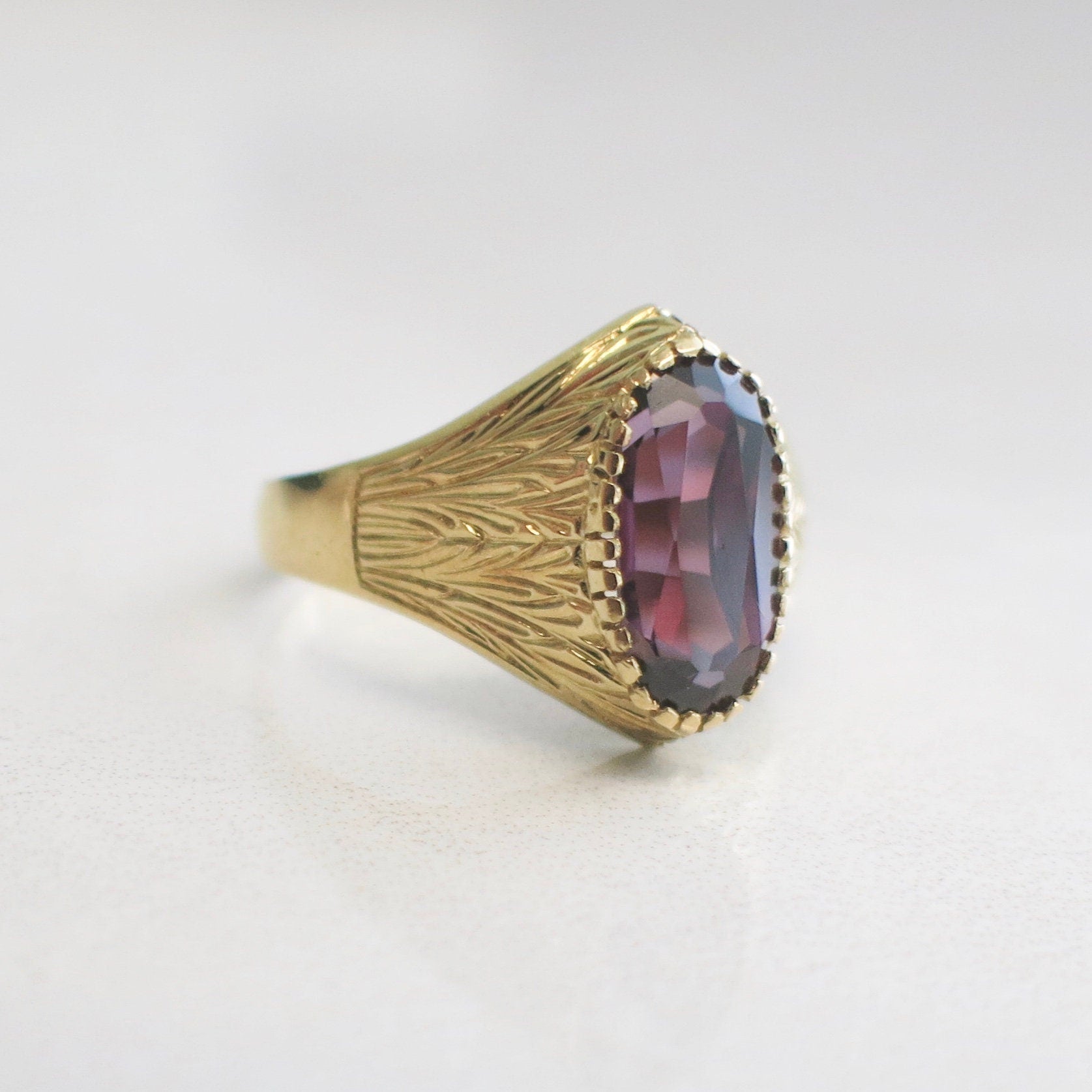 18K Gold Purple Sapphire Ring – Vintage Carved Bezel Oval Domed, Size 8.5 - Black Market LLC