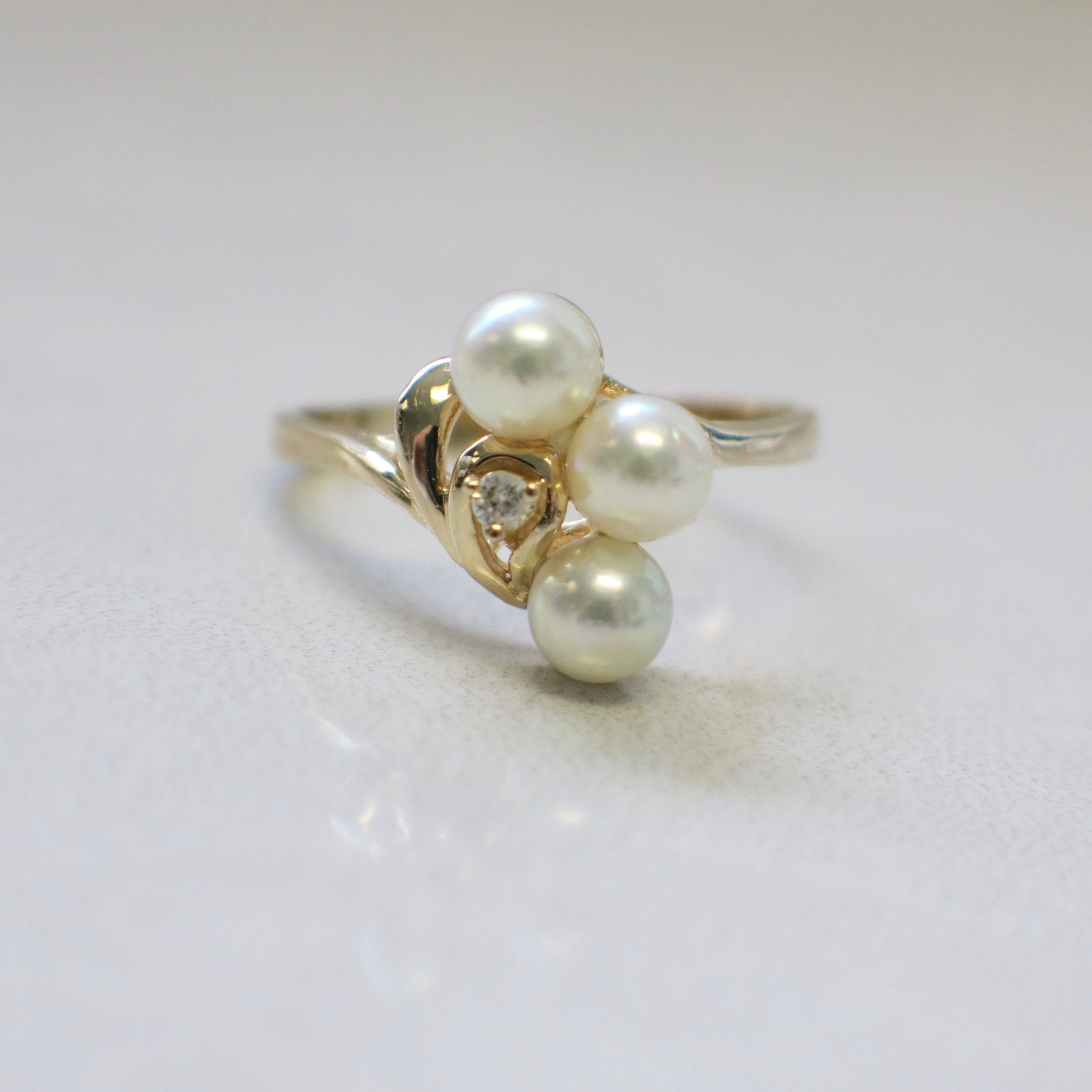 14K Gold Pearl and Diamond Ring | Vintage Trio Pearl Band Size 7.5 - Black Market LLC