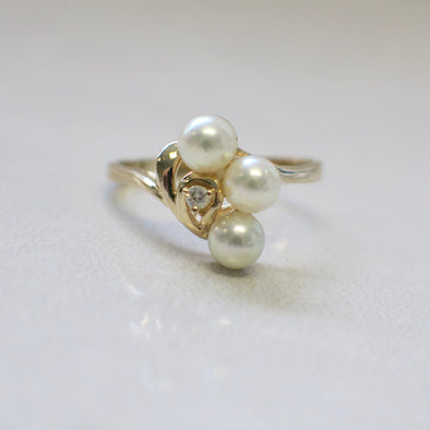 14K Gold Pearl and Diamond Ring – Vintage Trio Pearl Band Size 7.5