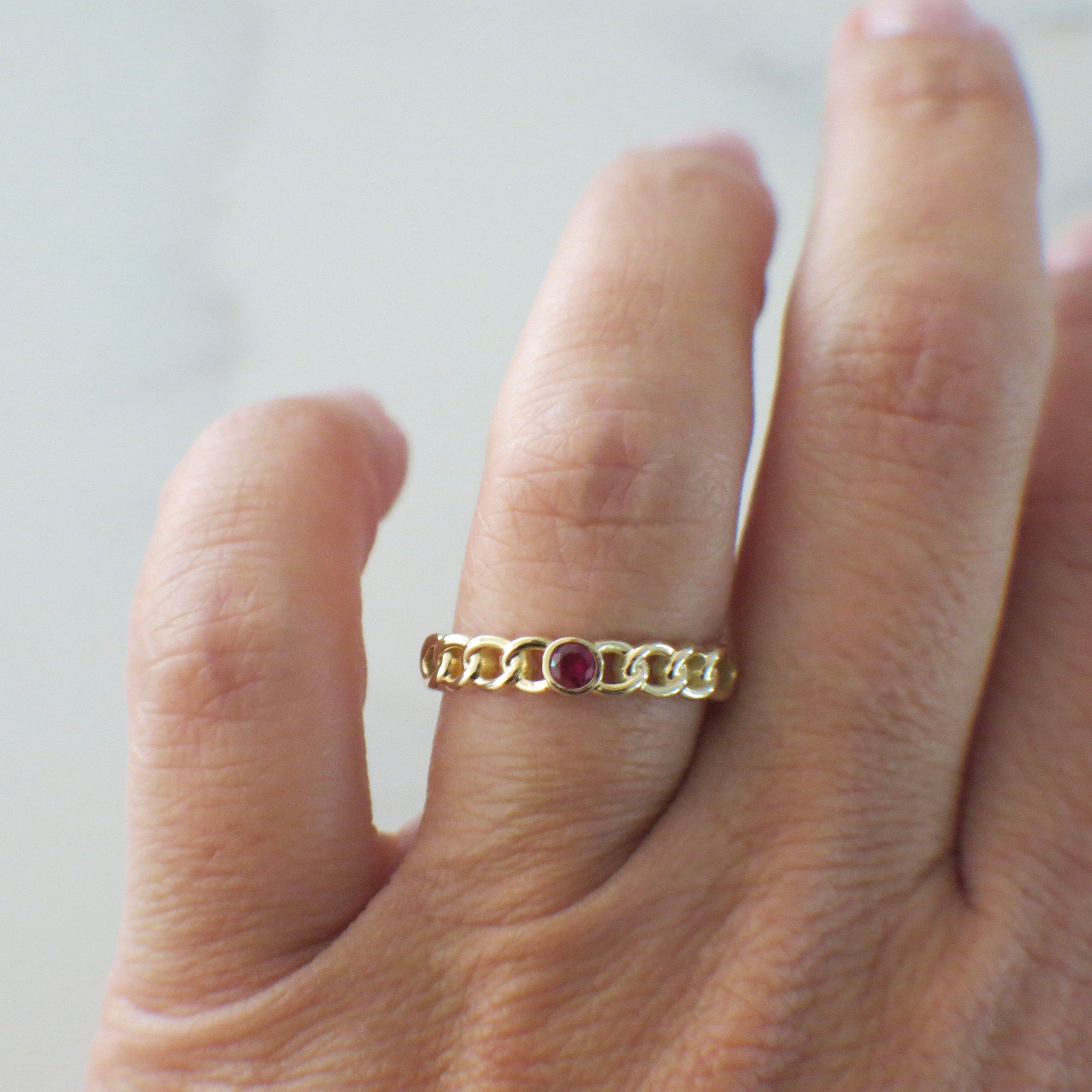 14K Yellow Gold Ruby Curb Chain Bezel Ring – Stackable Modern Band, Size 7 - Black Market LLC