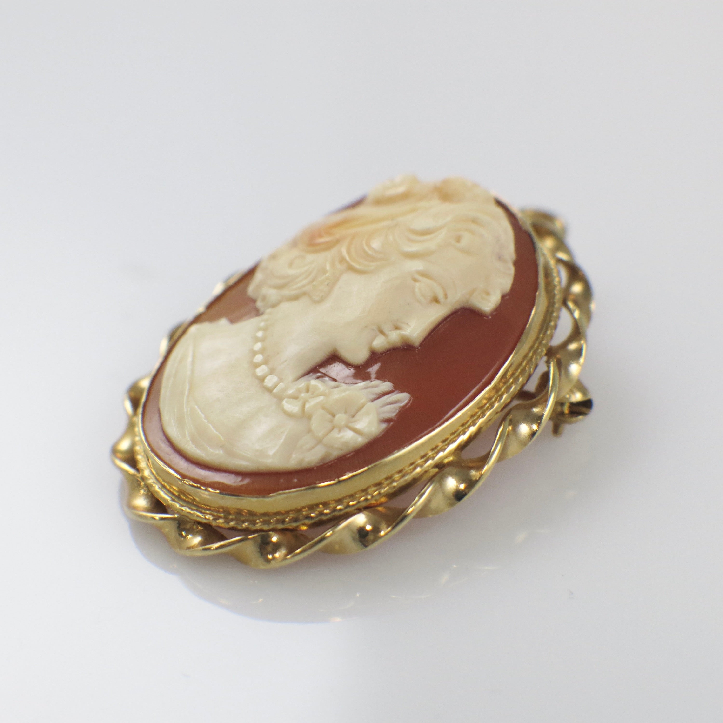 Vintage Signed Shell Cameo Pendant Brooch in 14K Gold