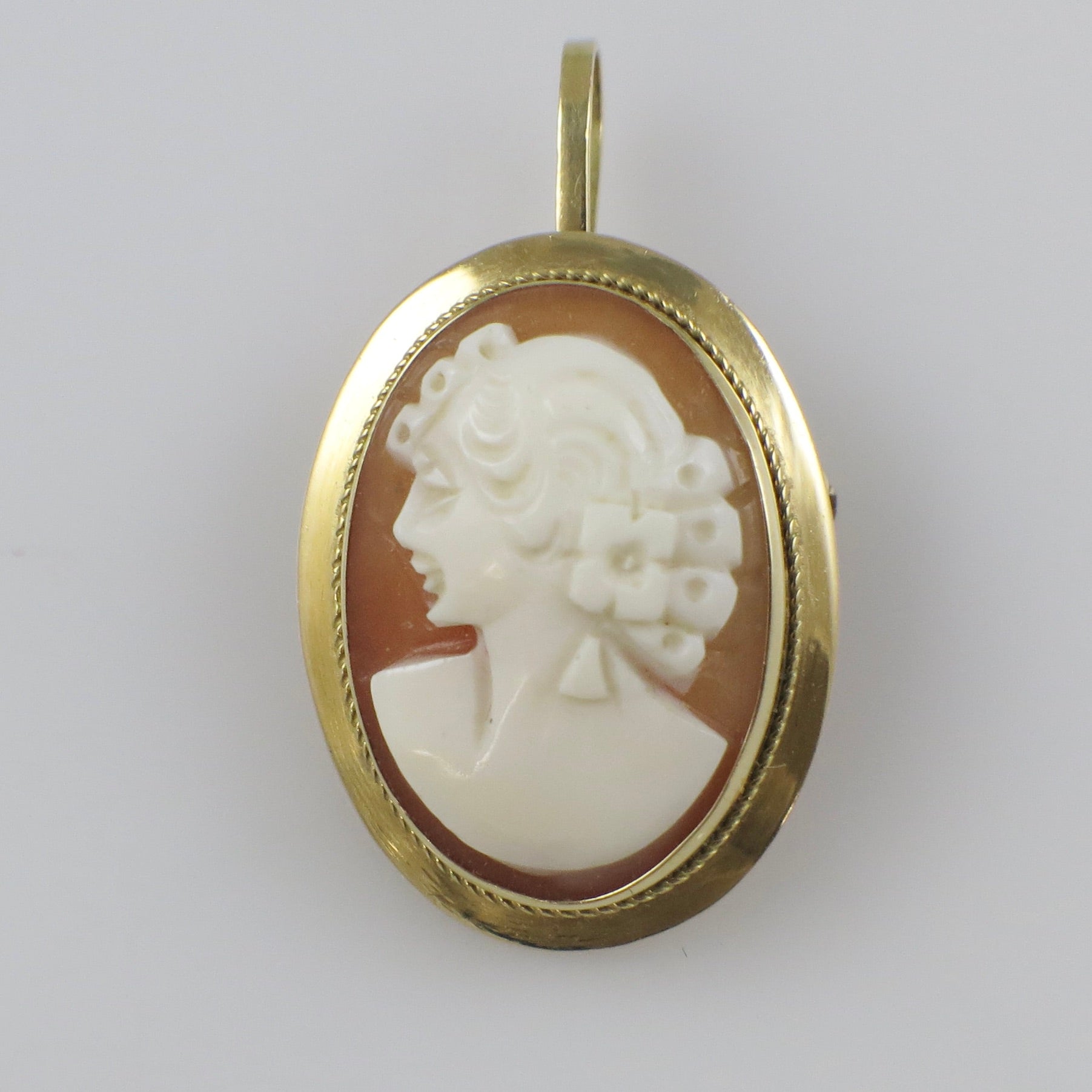 Italian Hand Carved Shell Cameo Pendant Brooch in 18K Gold - Small