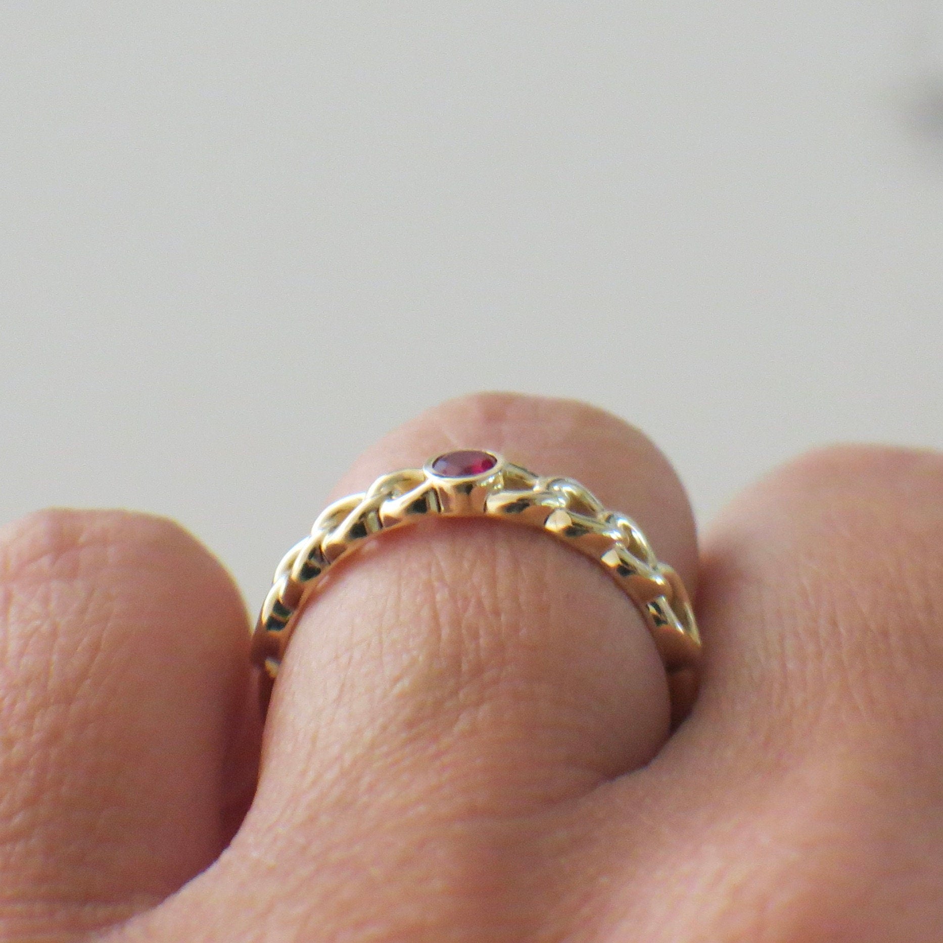 14K Yellow Gold Ruby Curb Chain Bezel Ring – Stackable Modern Band, Size 7 - Black Market LLC