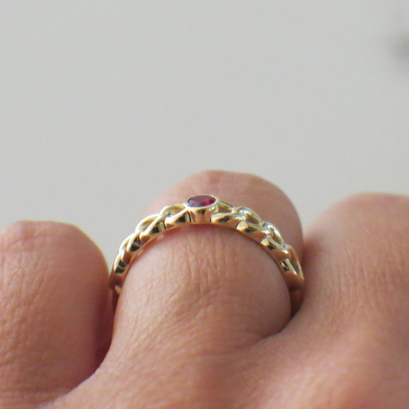 14K Yellow Gold Ruby Curb Chain Bezel Ring Stackable Modern Band