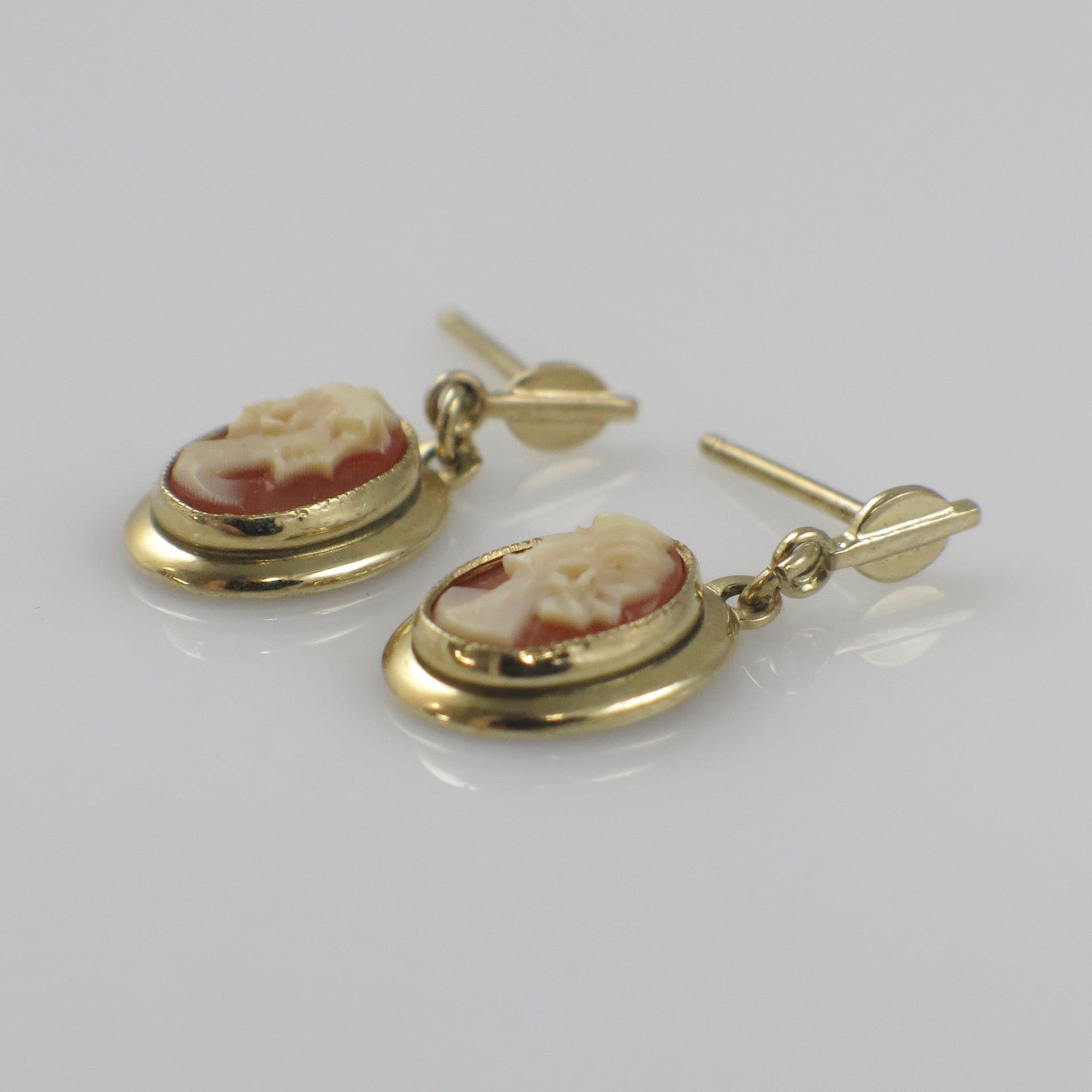 Vintage 14K Gold Shell Cameo Dangle Earrings