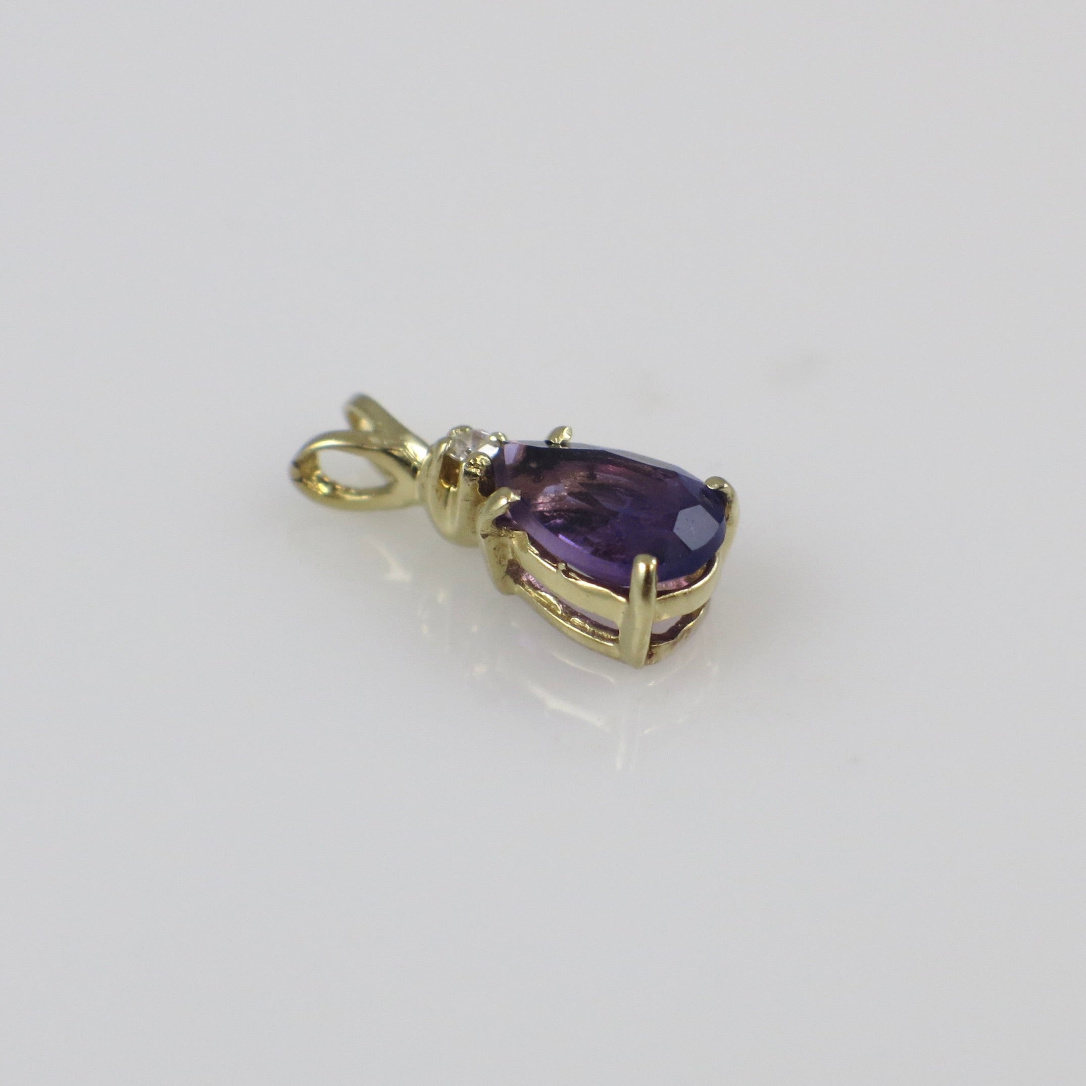 Vintage 14K yellow gold amethyst and diamond pendant necklace featuring a polished gemstone setting.