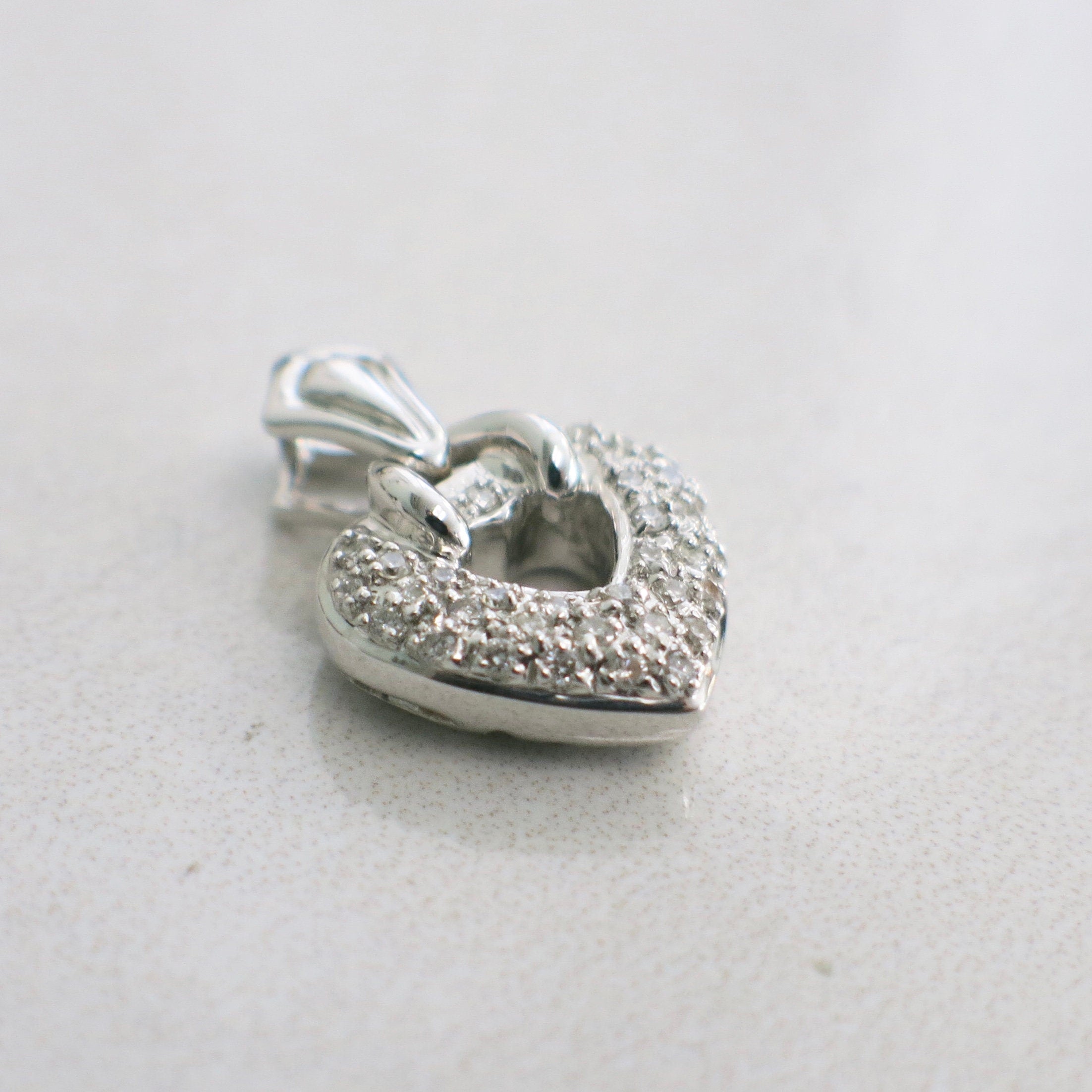 18K white gold diamond open heart pendant necklace with vintage-inspired romantic design, featuring sparkling diamonds and elegant craftsmanship.