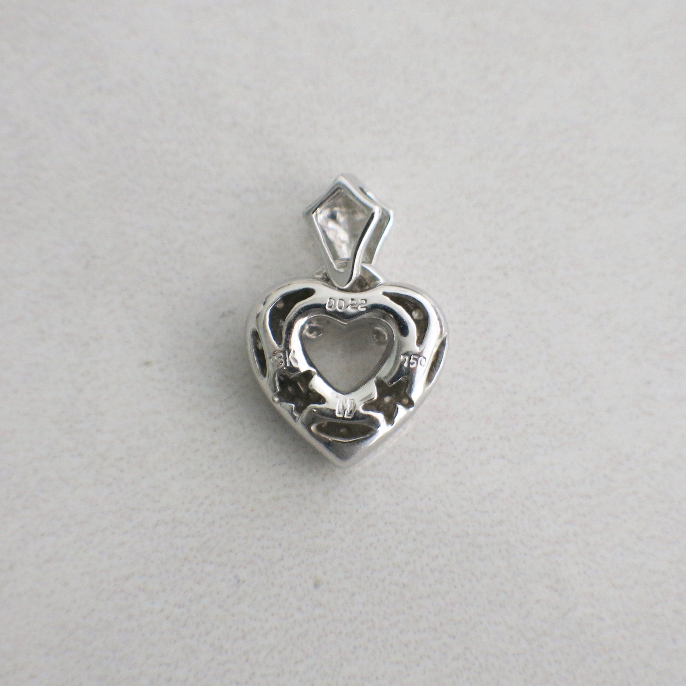 18K white gold diamond open heart necklace with vintage-inspired romantic design, featuring sparkling diamonds and elegant craftsmanship.