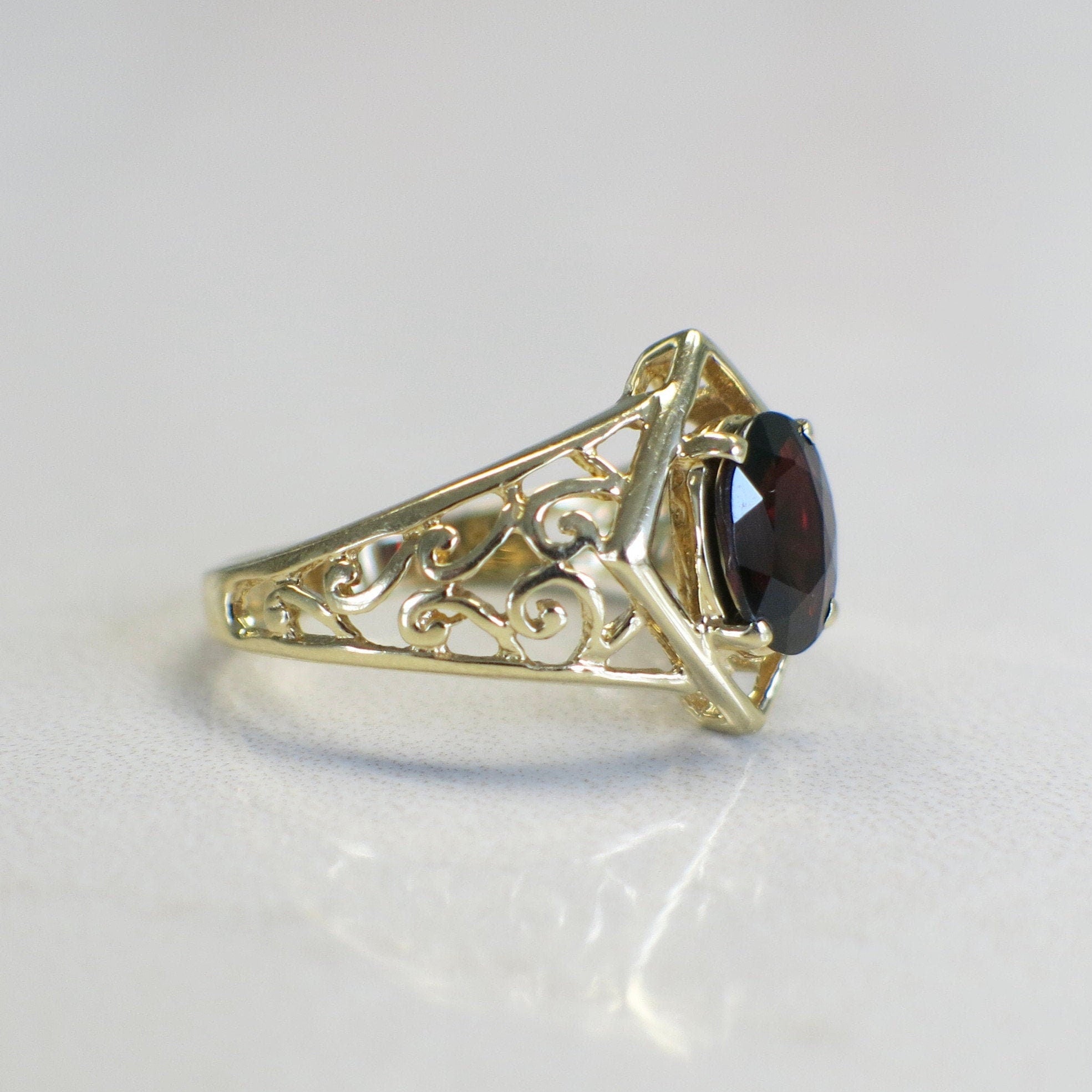14K Gold Garnet Ring – Vintage Oval Garnet Scroll Band, Size 6.25 - Black Market LLC