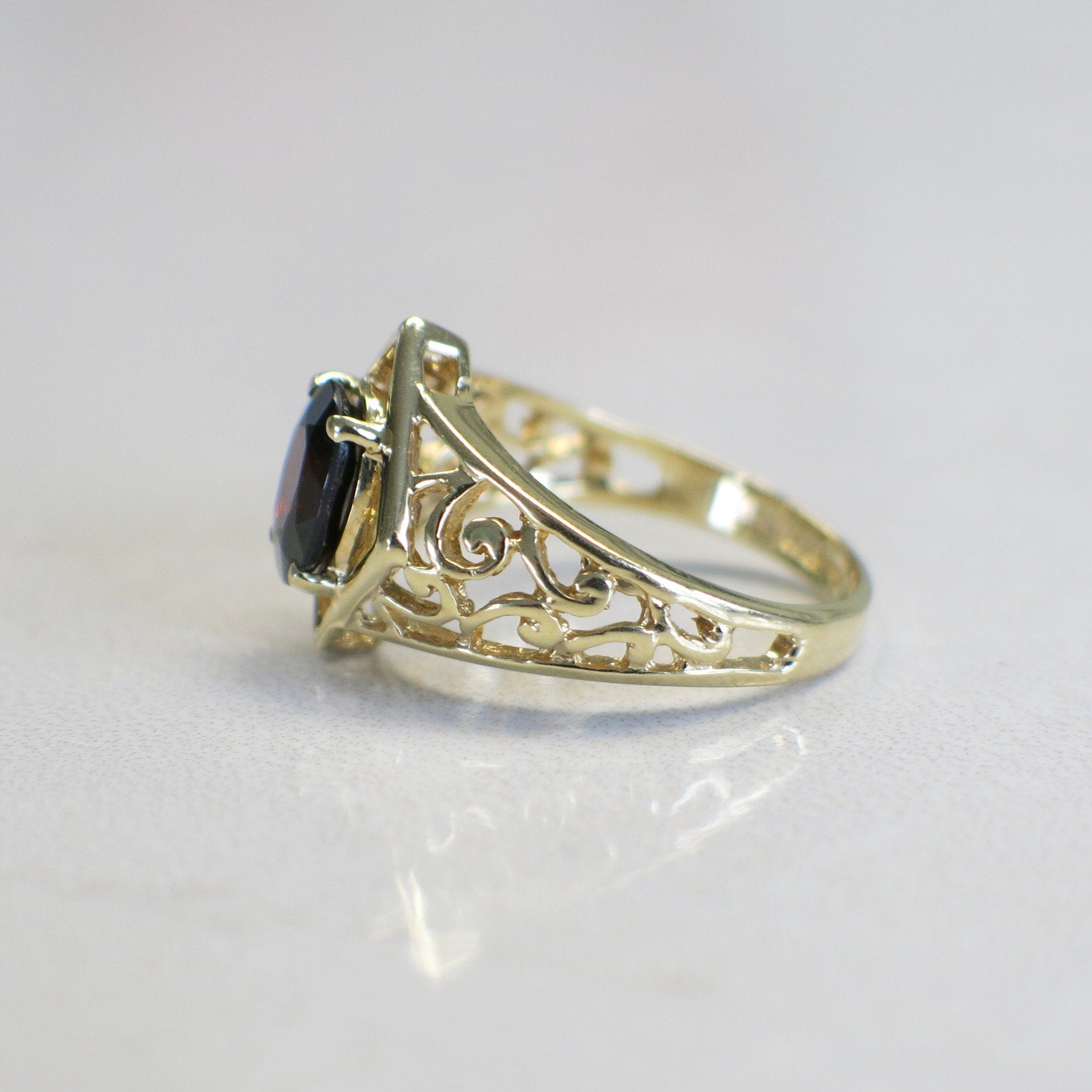 14K Gold Garnet Ring – Vintage Oval Garnet Scroll Band, Size 6.25 - Black Market LLC