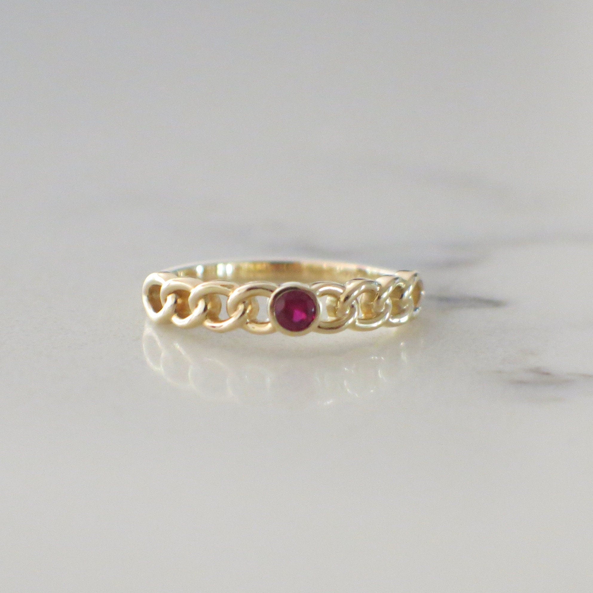 14K Yellow Gold Ruby Curb Chain Bezel Ring – Stackable Modern Band, Size 7 - Black Market LLC