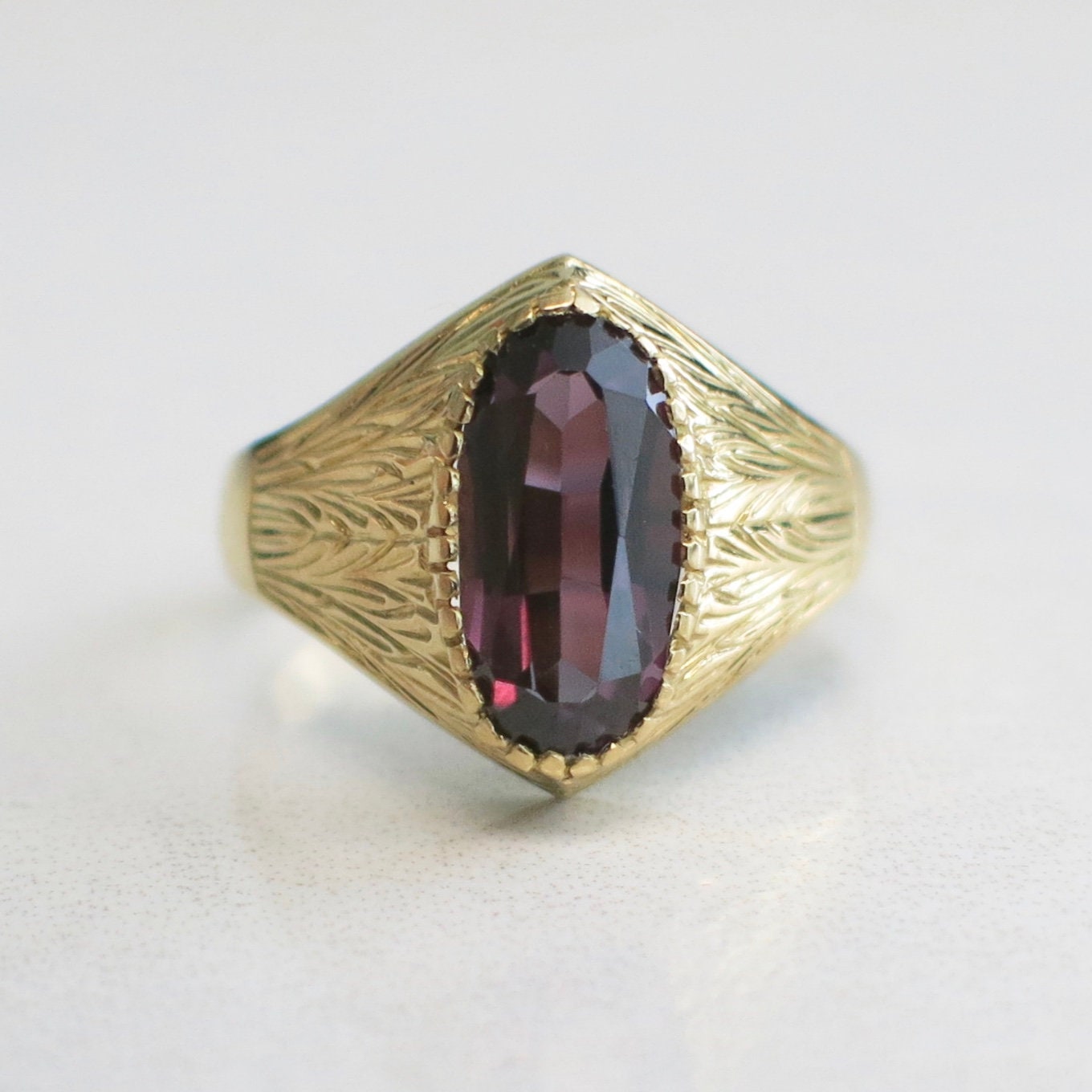 18K Gold Purple Sapphire Ring – Vintage Carved Bezel Oval Domed, Size 8.5 - Black Market LLC