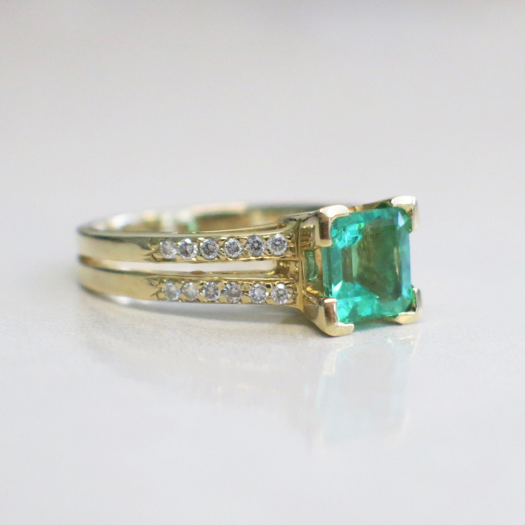 14K Yellow Gold Synthetic Emerald Ring with Diamond Split Shank – Size 6 - Black Market LLC