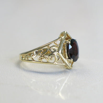 14K Gold Garnet Ring – Vintage Oval Garnet Scroll Band Size 6.25