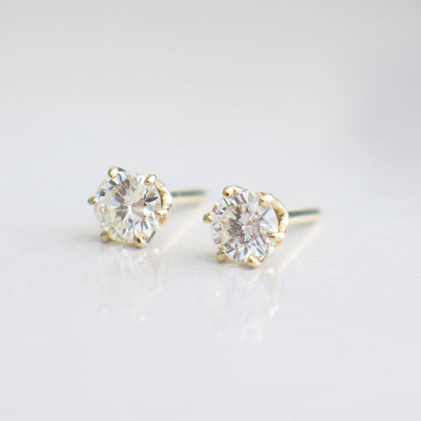 Diamond Earrings - discover the art of wearing them